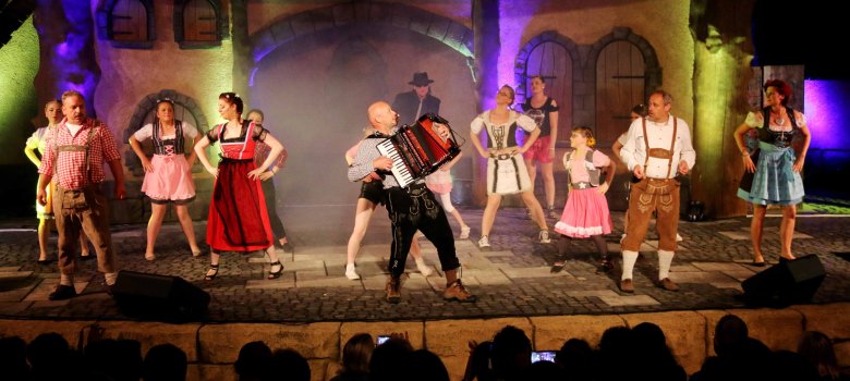 Künstler performen auf der Märchenbühne