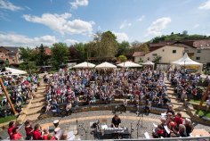 Vollbesetzte Tribüne bei Veranstaltung auf Märchenbühne