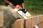Motorsäge sägt Holz