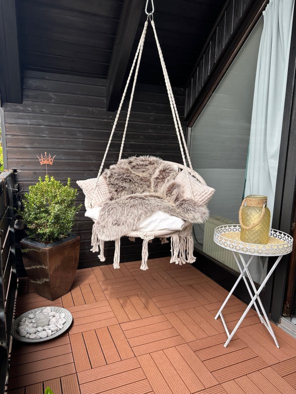 Balkon mit Schaukel für Erwachsene.
