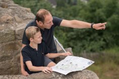 Vater und Sohn sehen sich Landkarte an