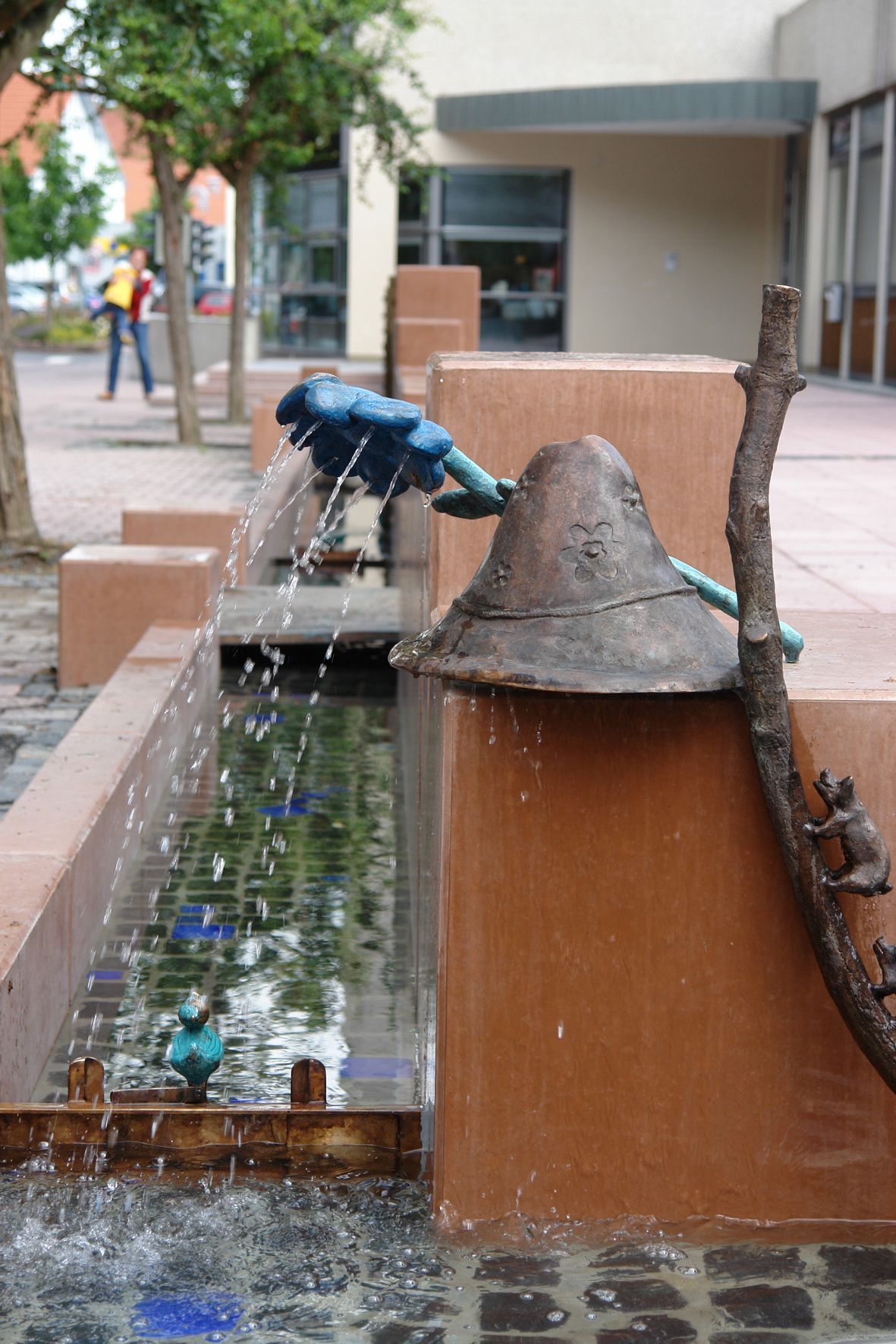Der Brunnen mit der Blauen Blume in der Untergasse am Rathaus. Der Brunnen mit der Blauen Blume in der Untergasse am Rathaus.