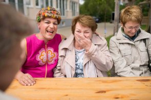 Tante Lilli mit zwei Frauen