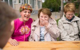 Tante Lilli mit zwei Frauen