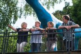 Vier Personen stehen am Geländer