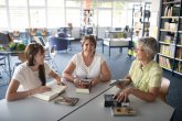 3 Frauen sitzen am Tisch in der Mediothek