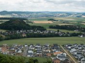 Neu gebaute Häuser in der Steinzeitsiedlung