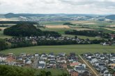 Neu gebaute Häuser in der Steinzeitsiedlung