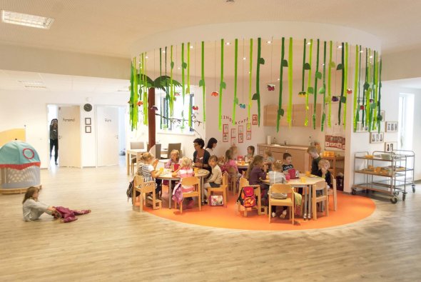 Kinder beim Frühstücken in der Kita