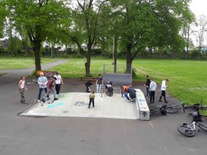 Jugendliche auf Skaterplatz