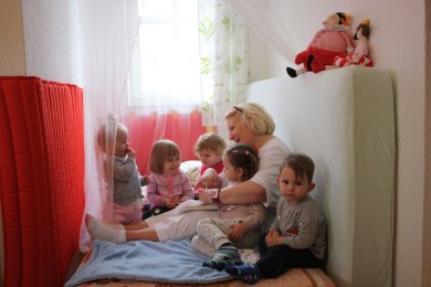Tagesmutter mit Kindern.