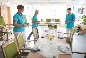 Mitarbeiterinnen der Tagespflege beim Tisch decken