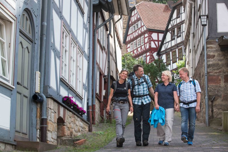 Vier Personen laufen durch die Gudensberger Altstadt.