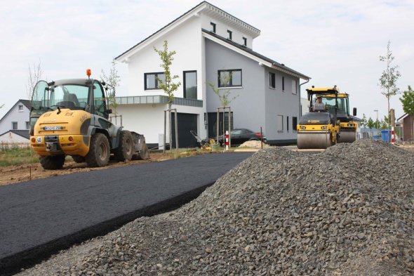 Planierraupe bei der Arbeit im Neubaugebiet
