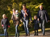 Familie beim Spazierengehen
