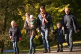 Familie beim Spazierengehen