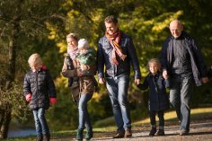 Familie beim Spazierengehen