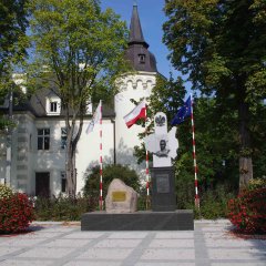 Denkmal zum 100. Jahrestag der Wiedererlangung der Unabhängigkeit Polens 1918 - 2018 in Jelcz-Laskowice.