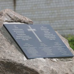 Der dreisprachige Gedenkstein auf dem deutschen Friedhof Rosenberg.