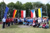Menschen aus vier Ländern