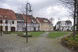 Häuserreihen an einem Platz.