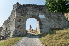 Frau läuft durch Tor der Obernburg