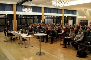 Bürger sitzen im Bürgerhaus