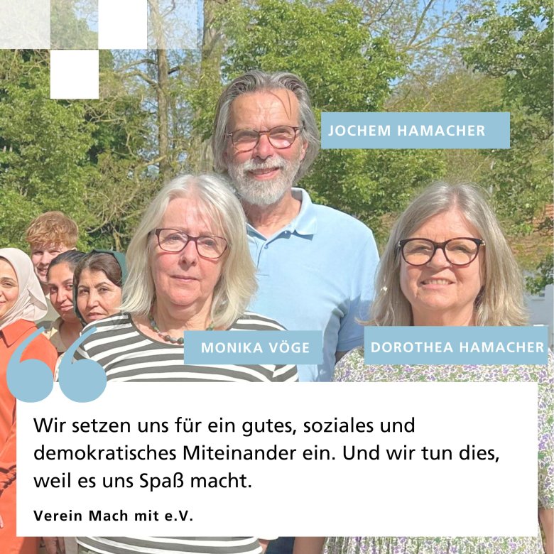 Zwei Frauen und ein Mann stehen vor einer Menschengruppe.
