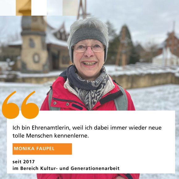 Frau steht vor Märchenbühne