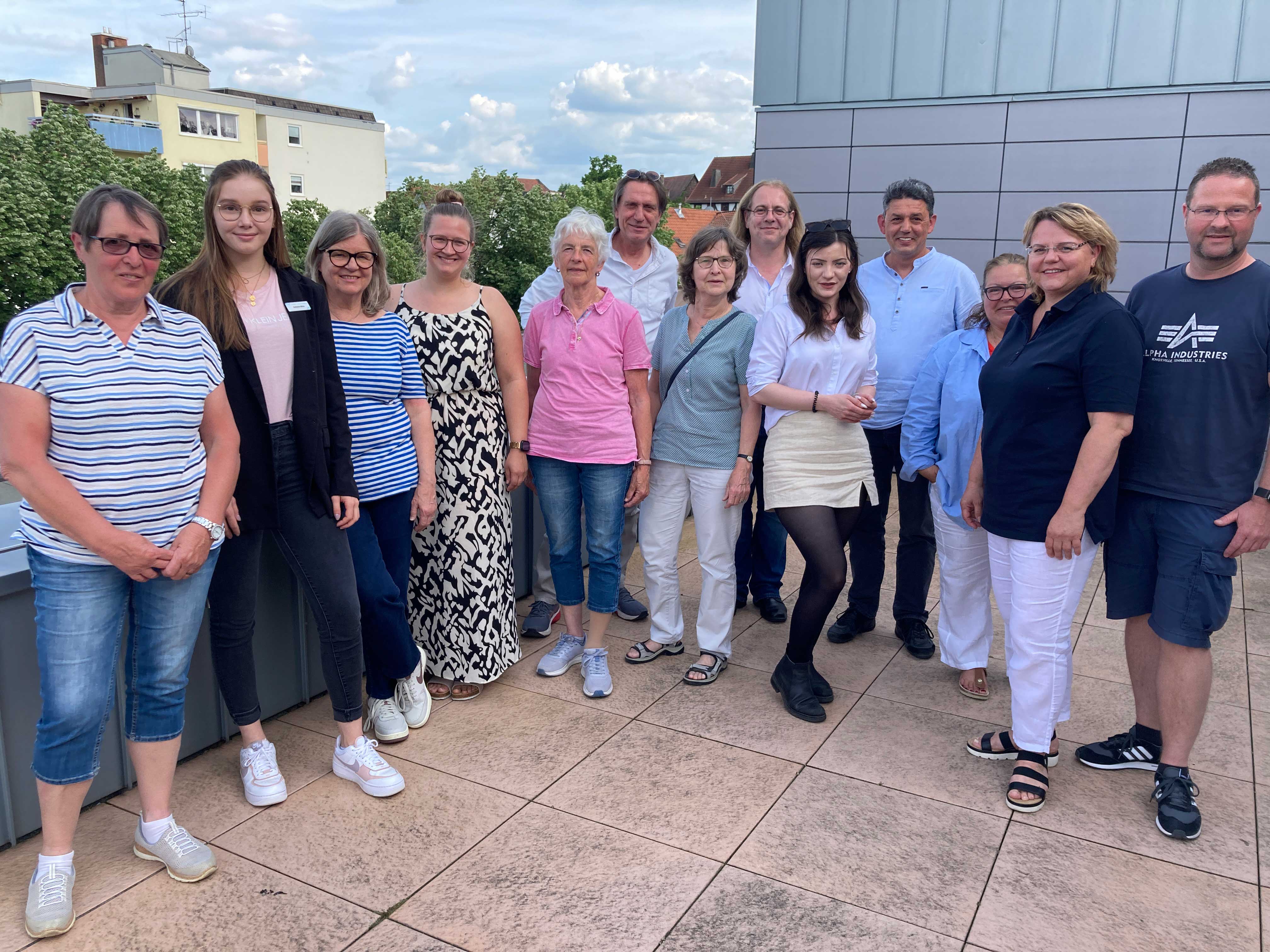 Personengruppe im Halbkreis