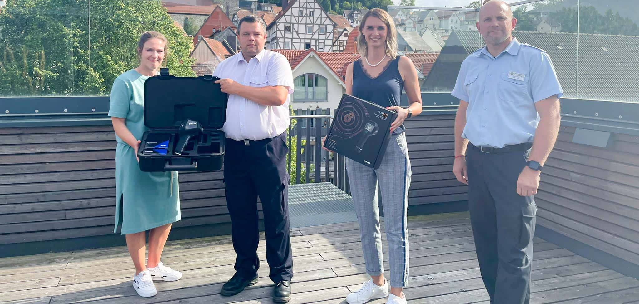Mehr Sicherheit beim Einsatz: Katrin Möbus, stellvertretende Stadtbrandinspektorin, (l.), Christoph Hiebsch, Wehrführer FFW Gudensberg, (2.v.l.) und Markus Iffert, Stadtbrandinspektor (r.) übernehmen die von Bürgermeisterin Sina Best übergebenen Wärmebildkameras. Foto: Bernd Völske