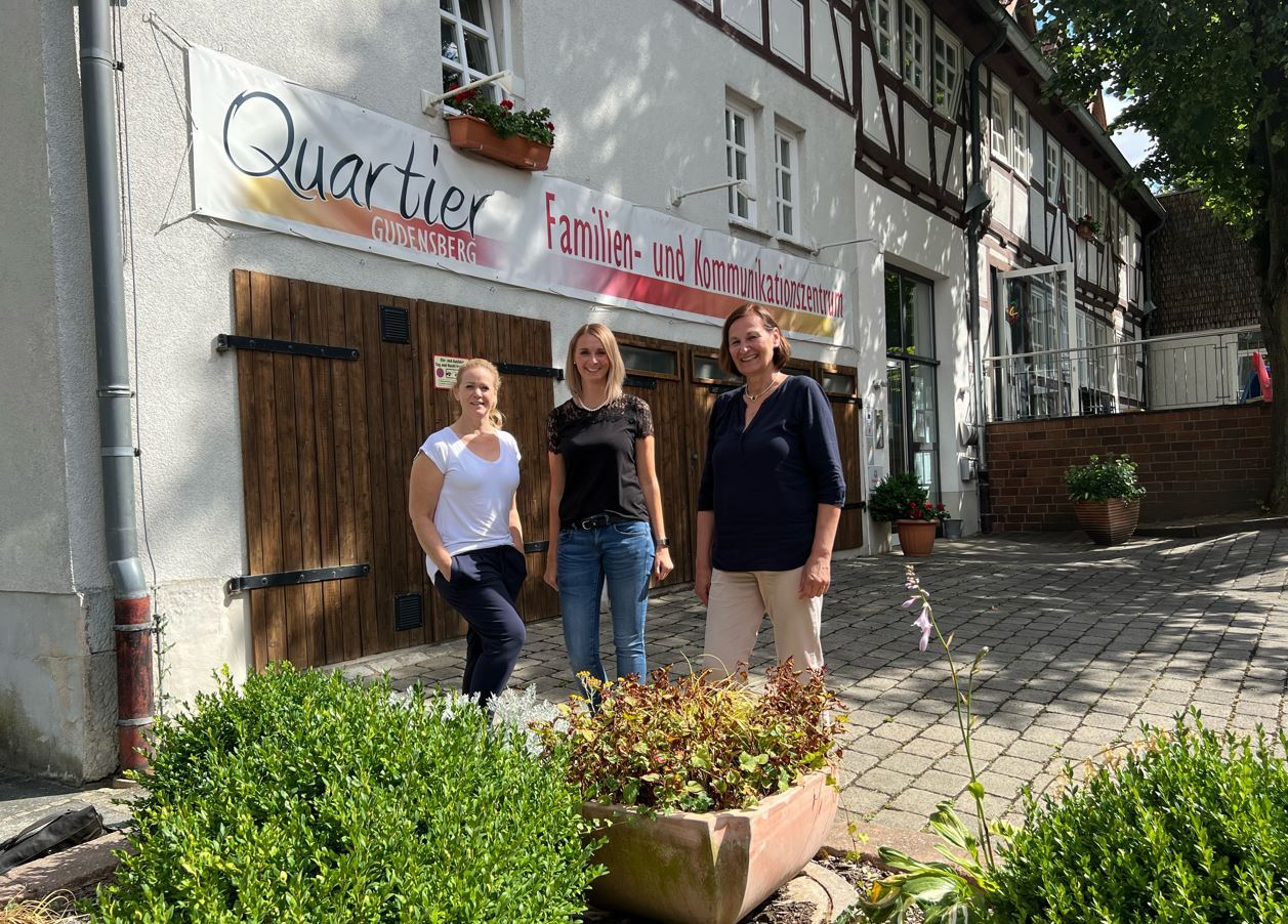Nicole Löchel-Tschirner (l.), neue Leitung Familienzentrum, und Evelyne Apelt, Regionalleitung Verbund in Gudensberg, (r.) freuten sich über den Besuch von Bürgermeisterin Sina Best im Familienzentrum Quartier (Foto: R. Robert)