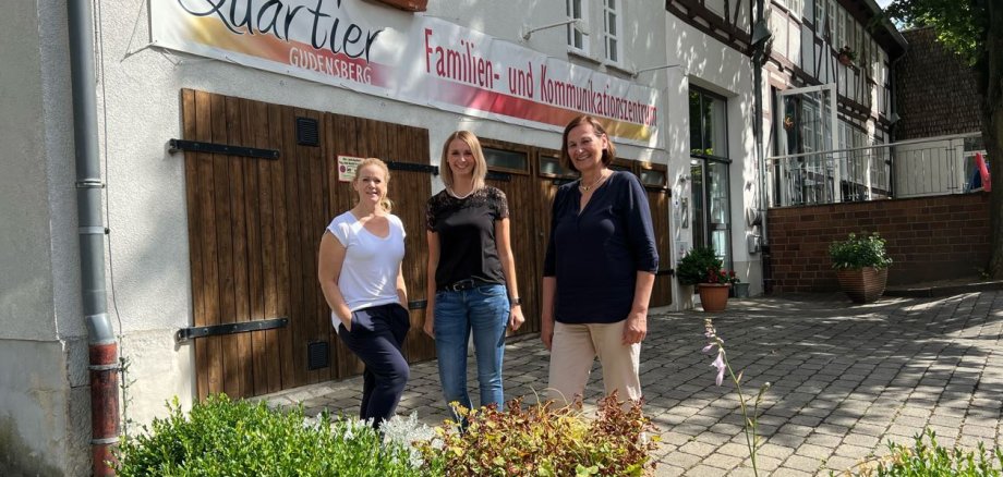 Nicole Löchel-Tschirner (l.), neue Leitung Familienzentrum, und Evelyne Apelt, Regionalleitung Verbund in Gudensberg, (r.) freuten sich über den Besuch von Bürgermeisterin Sina Best im Familienzentrum Quartier (Foto: R. Robert)