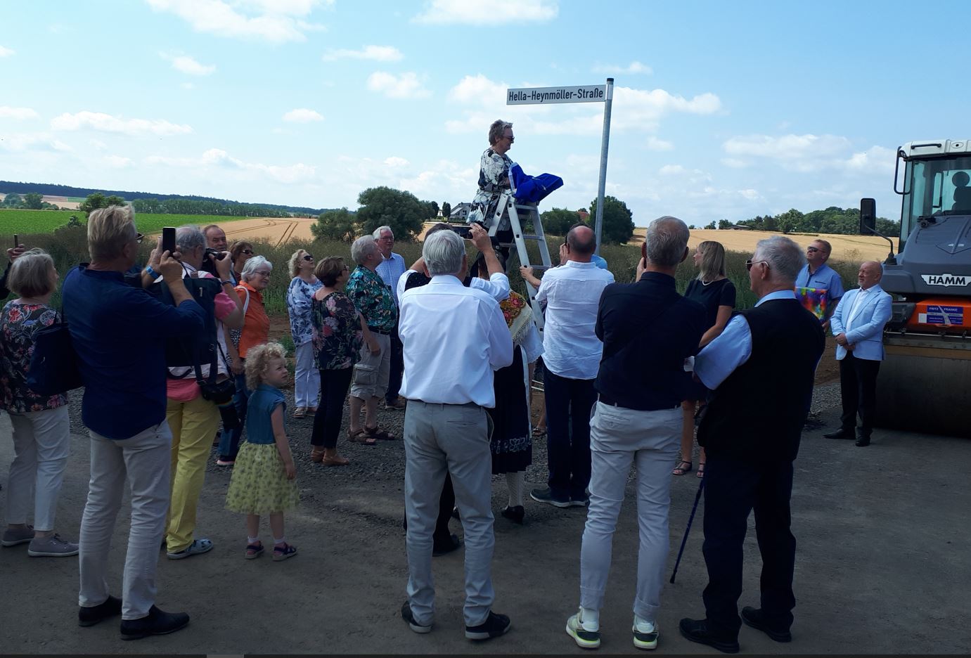 Straßenschild vor Haus