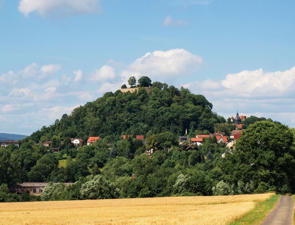 Die Obernburg, hier bei Tageslicht, bleibt in nächster Zeit unbeleuchtet. Foto: Bernd Schmidt