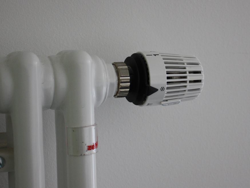 Thermostatventile helfen, die Zimmertemperatur geregelt anzupassen.  
