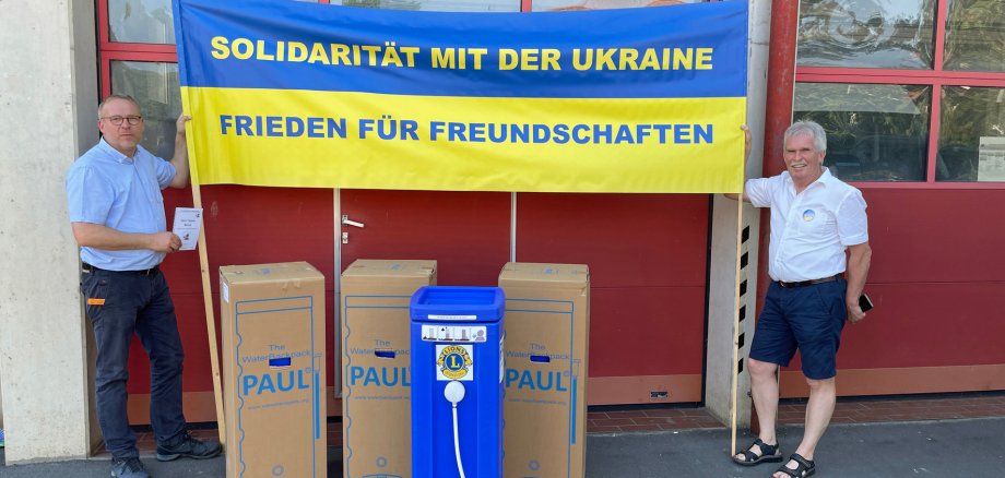 Lions-Präsident Kai Emmeluth (l.) übergibt Martin Büscher vom Gudensberger Partnerschaftsverein die Spende.