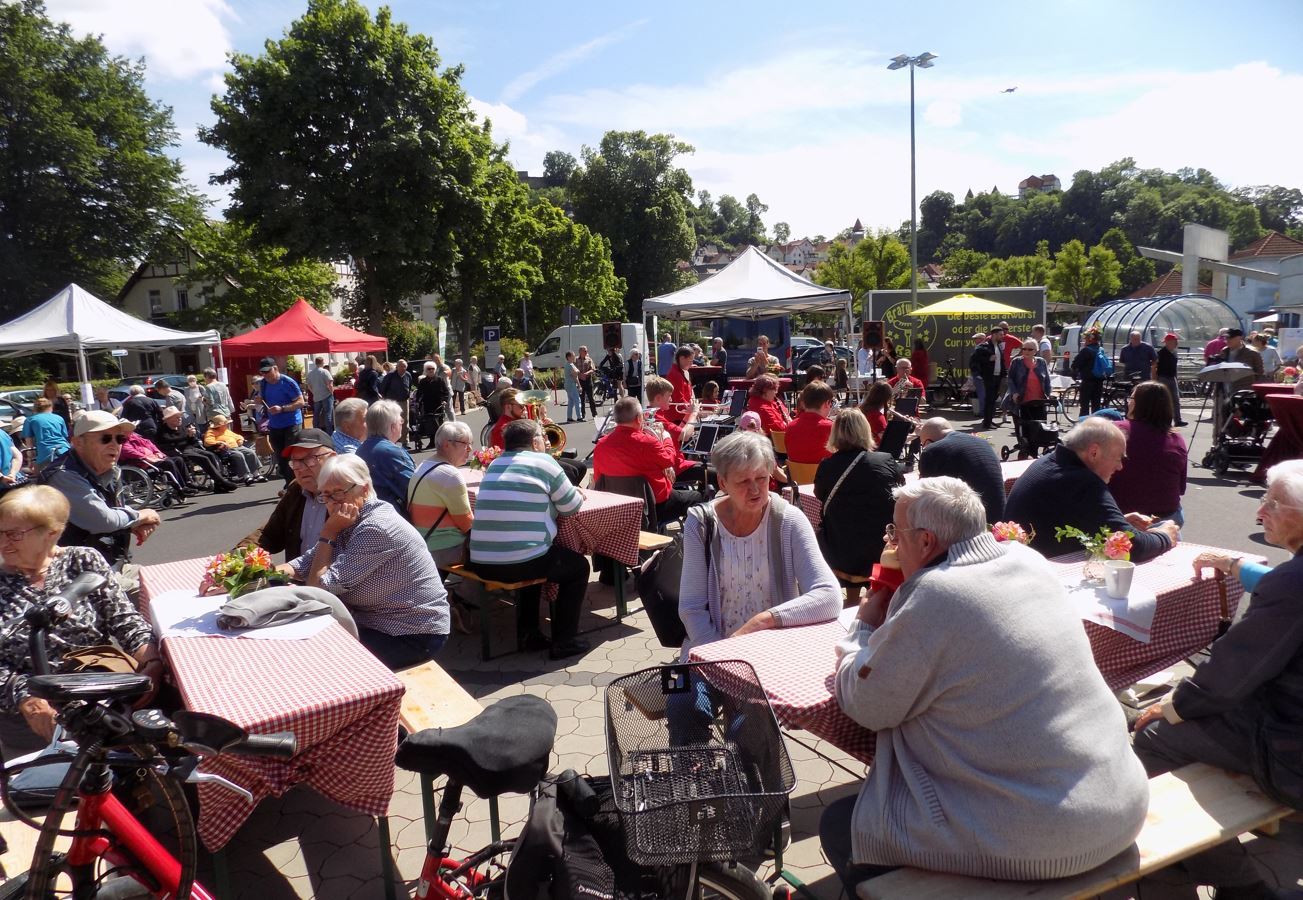 Großes Interesse beim ersten „Gudemarkt“, dem Markt für Landwirte und Direktvermarkter, im Juni auf dem Parkplatz des Edeka-Neukauf-Marktes.  Foto: Josefine Hohmann