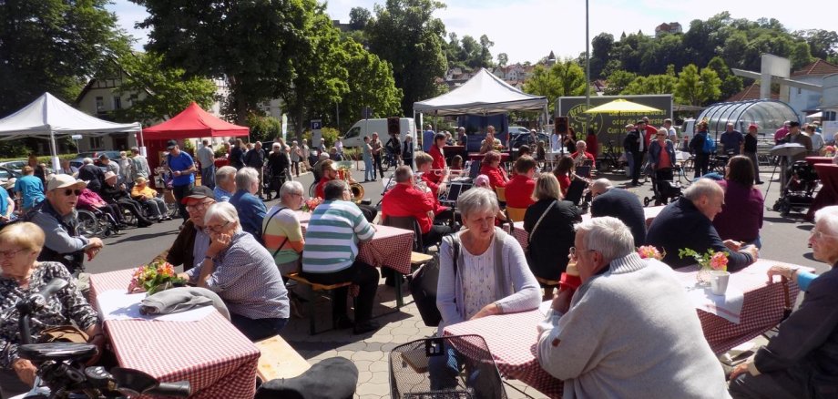 Großes Interesse beim ersten „Gudemarkt“, dem Markt für Landwirte und Direktvermarkter, im Juni auf dem Parkplatz des Edeka-Neukauf-Marktes.  Foto: Josefine Hohmann