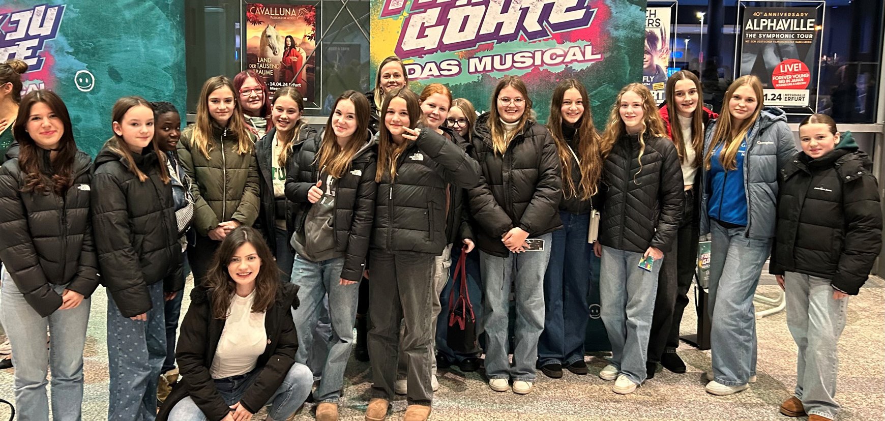 Mädchengruppe vor Fuck ju Göthe Schild