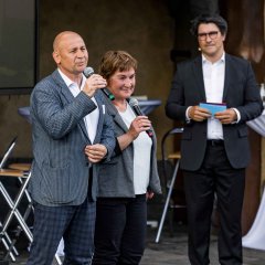 Emotionaler Moment: Bürgermeister Oleg Vasylysyn und Iryna Mykytka aus der ukrainischen Partnerstadt Schtschyrez bedanken sich für die Hilfe aus Gudensberg. (Foto: Christin Gerstner)