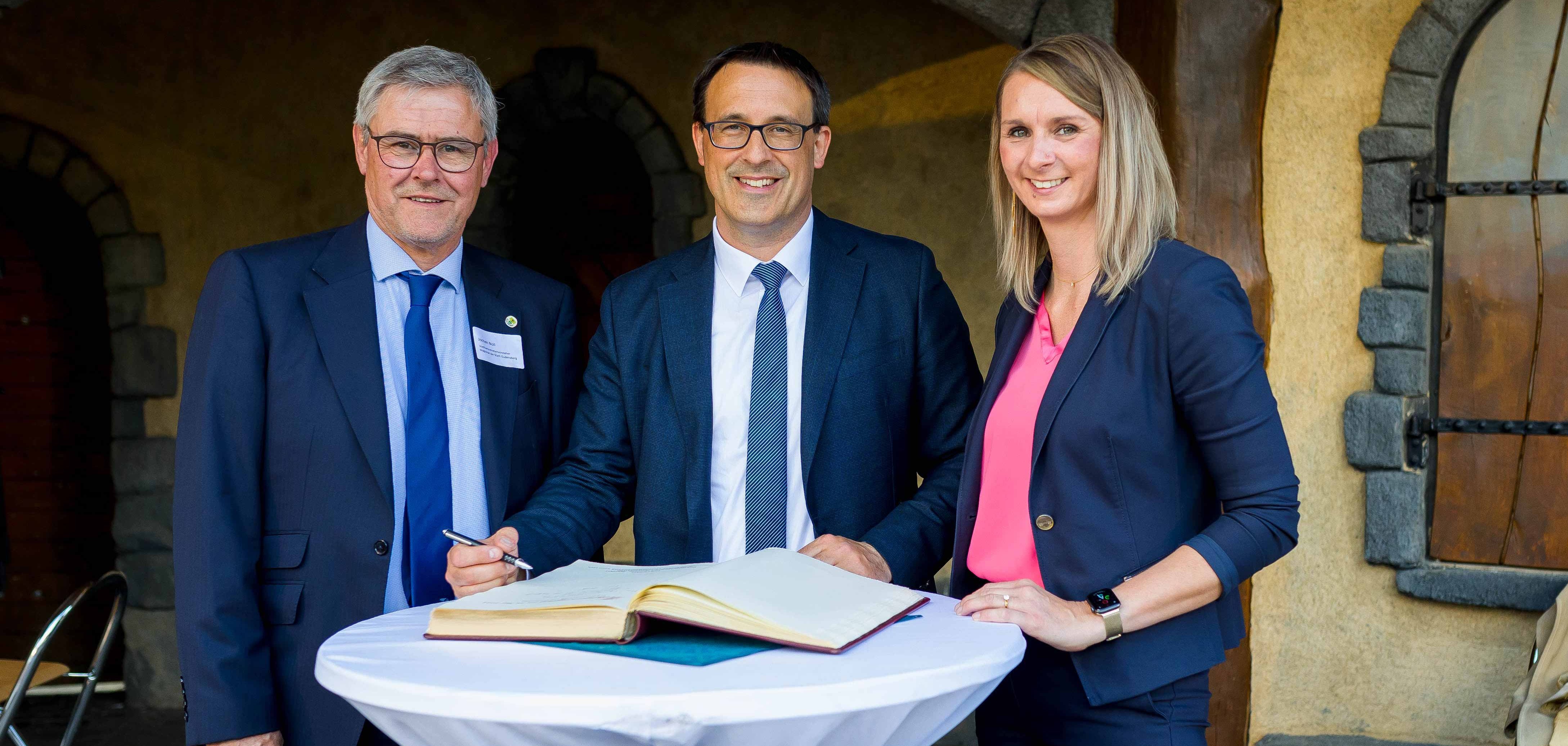 Eintrag ins Goldene Buch der Stadt: Sören Bartol, Parlamentarischer Staatssekretär bei der Bundesministerin für Wohnen, Stadtentwicklung und Bauwesen mit Stadtverordnetenvorsteher Jochen Noll und Bürgermeisterin Sina Best. (Foto: Christin Gerstner)