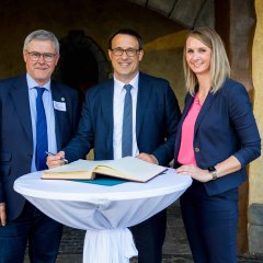 Eintrag ins Goldene Buch der Stadt: Sören Bartol, Parlamentarischer Staatssekretär bei der Bundesministerin für Wohnen, Stadtentwicklung und Bauwesen mit Stadtverordnetenvorsteher Jochen Noll und Bürgermeisterin Sina Best. (Foto: Christin Gerstner)