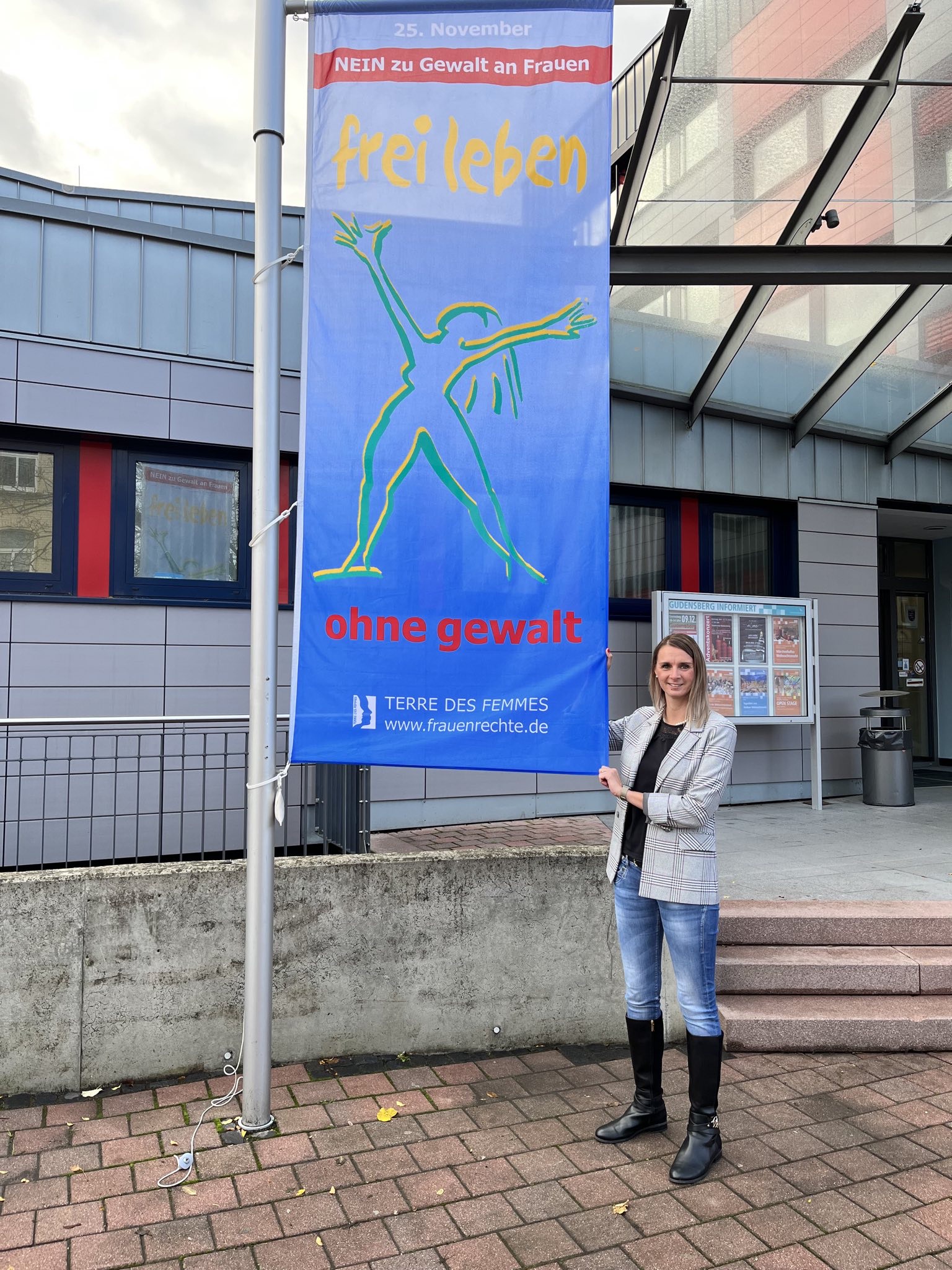 Bürgermeisterin Sina Best vor dem Rathaus mit der Fahne des Aktionstages