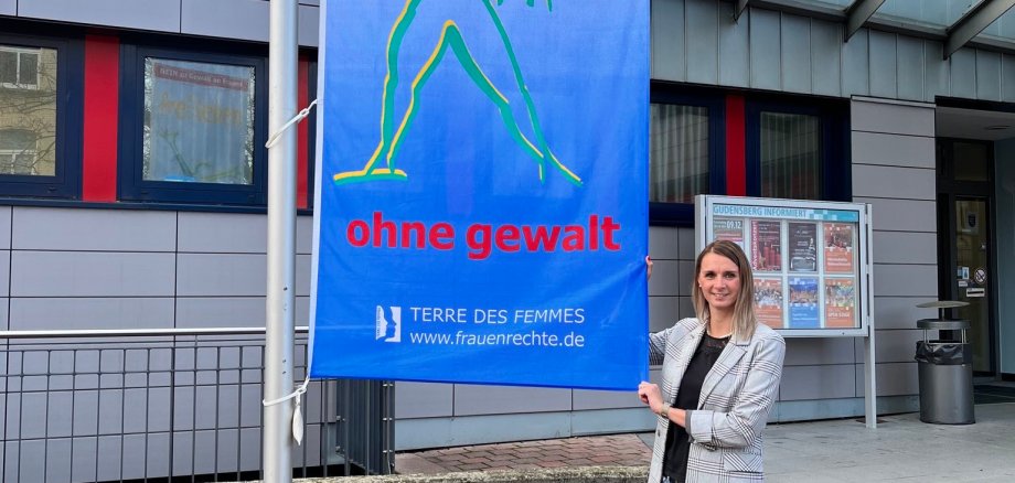 Bürgermeisterin Sina Best vor dem Rathaus mit der Fahne des Aktionstages