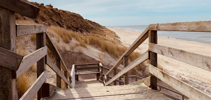 Dünen und Treppe am Strand