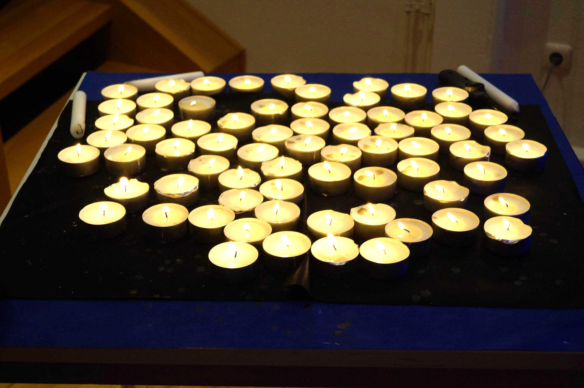 Viele Kerzen auf Tisch