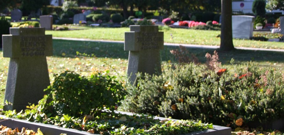 Gräber mit Grabsteinen auf einem Friedhof