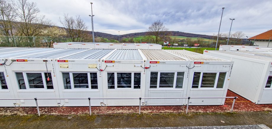 Wohncontainer auf einem Sportplatz