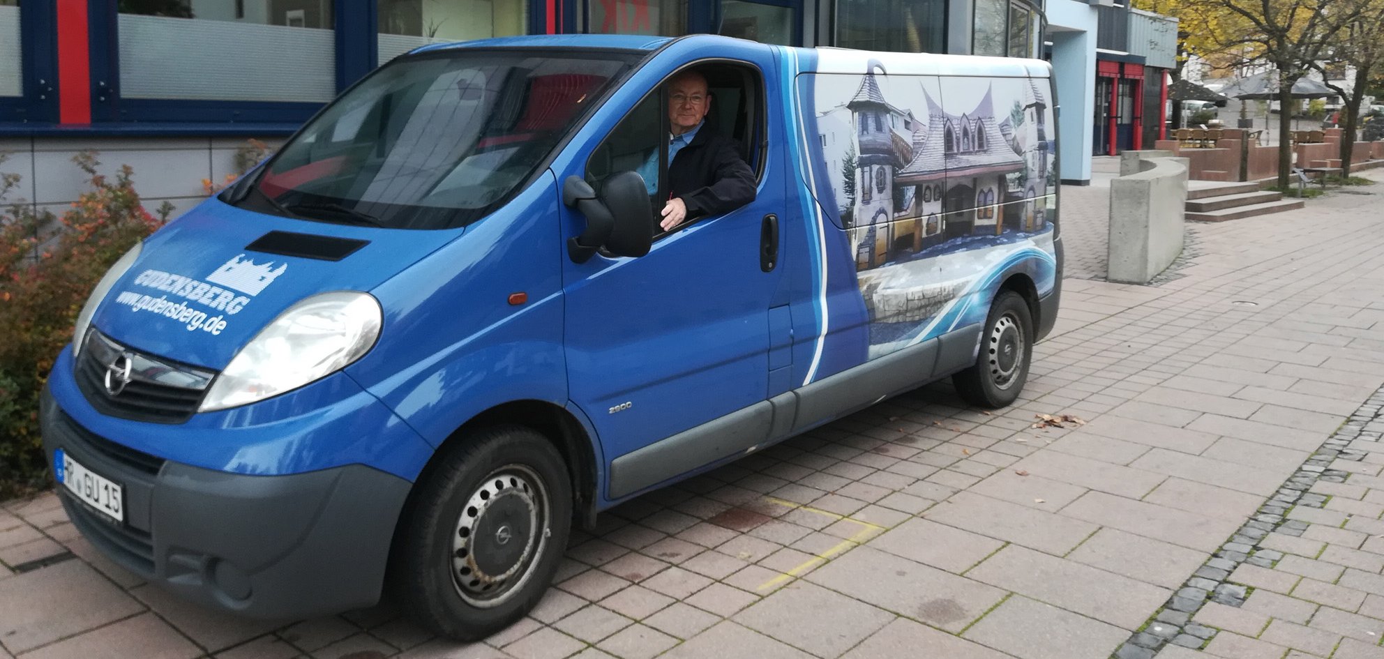 Bus mit Fahrer vor dem Gudensberger Rathaus